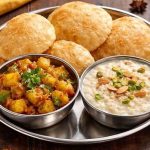 संडे लंच में बनाएं सूजी की फूली-फूली पूड़ियां और चटपटे मठ्ठे वाले आलू