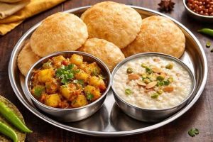 संडे लंच में बनाएं सूजी की फूली-फूली पूड़ियां और चटपटे मठ्ठे वाले आलू