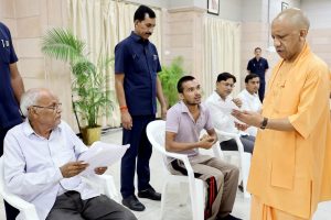सीएम योगी आदित्यनाथ ने ‘जनता दर्शन’ में सोमवार सुबह प्रदेश के कई जनपदों से आए लोगों की सुनीं समस्याएं