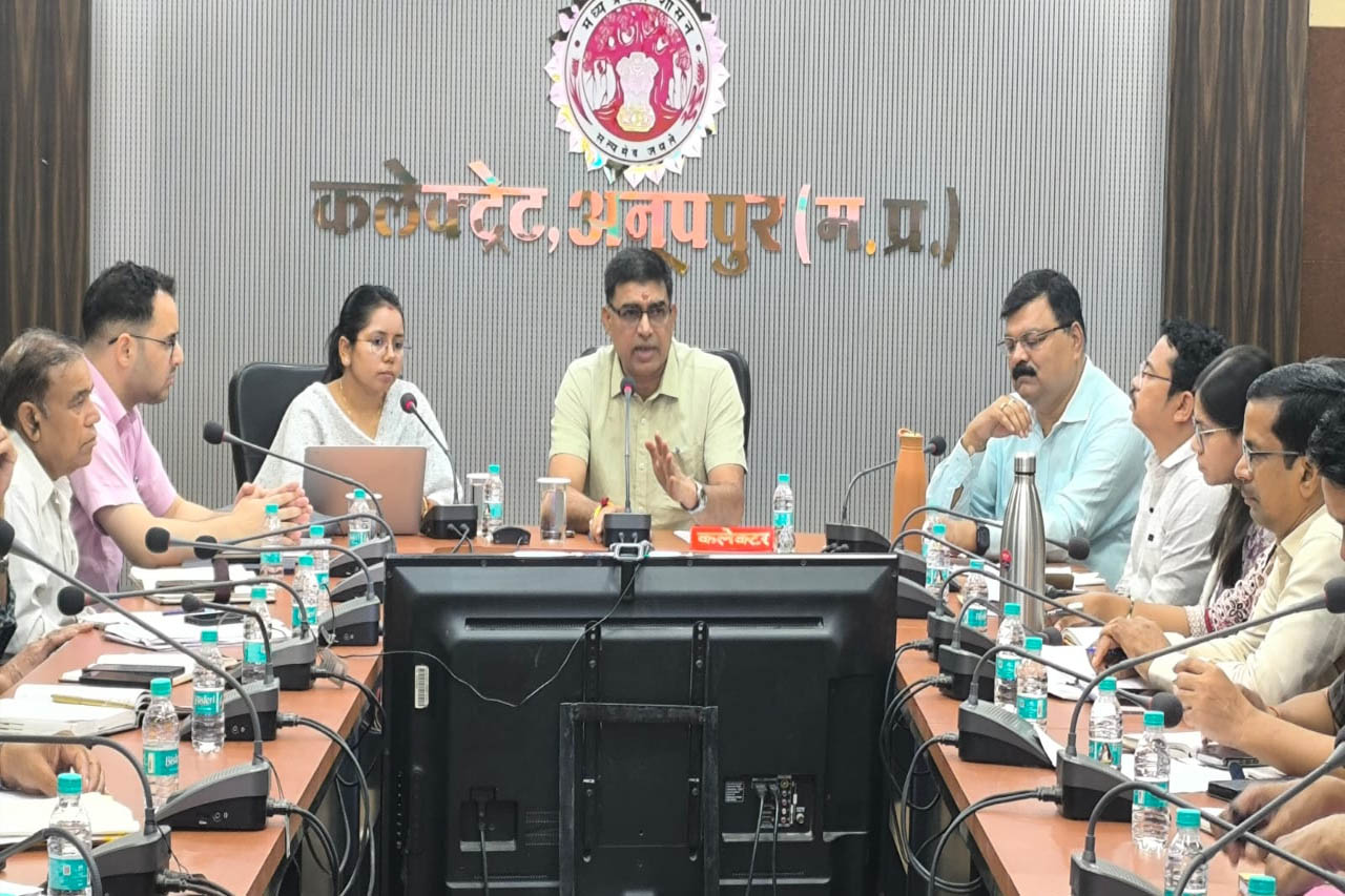 सभी छात्रावासों एवं आश्रमों में प्रमुख दूरभाष नंबर किए जाएं प्रदर्शित- कलेक्टर