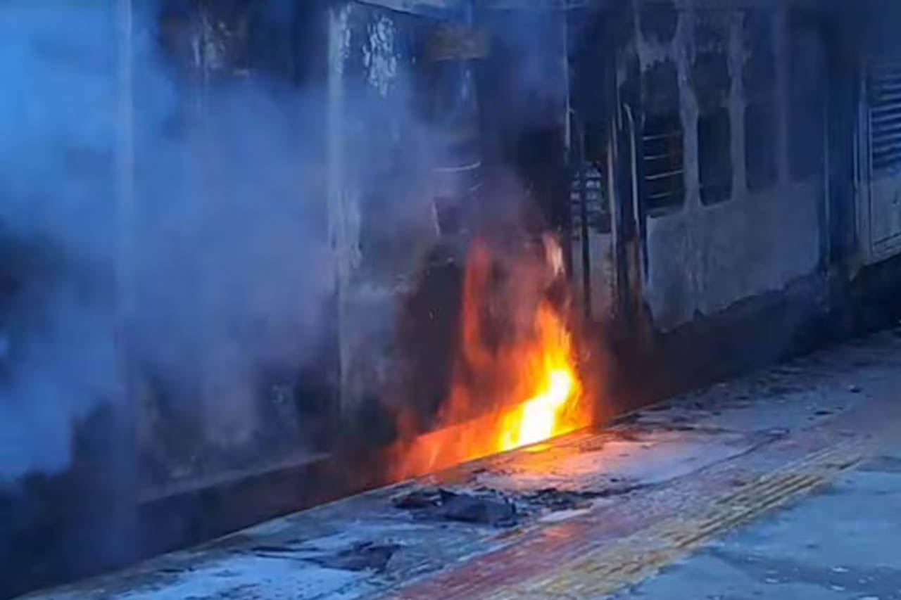 समस्तीपुर रेलवे स्टेशन पर बड़ा हादसा, पैसेंजर ट्रेन में भीषण आग; कई कोच जलकर खाक
