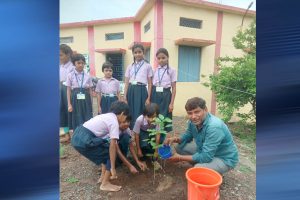 प्रदेश सचिव राजेंद्र सोलंकी ने एक वृक्ष स्कूल प्रांगण में लगाया प्रदेश सचिव राजेंद्र सोलंकी ने एक वृक्ष स्कूल प्रांगण में लगाया