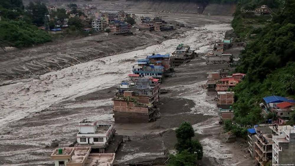नेपाल में बाढ़ का कहर जारी, 20 हजार से ज्यादा बचावकर्मी जुटे; चीन की ओर बनी झील से फिर बढ़ा खतरा नेपाल में बाढ़ का कहर जारी, 20 हजार से ज्यादा बचावकर्मी जुटे; चीन की ओर बनी झील से फिर बढ़ा खतरा