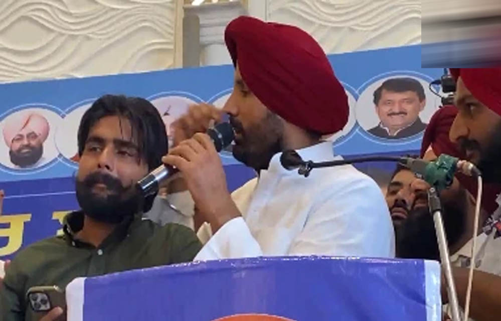 Punjab Politics: राजा वडिंग की सभा में बवाल, मंच पर चन्नी समर्थक को बुलाकर लगवाया फोन