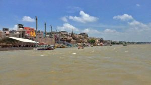 गंगा के रौद्र रूप से काशी बेहाल, घाट डूबे, श्रद्धालुओं की बढ़ी मुश्किलें