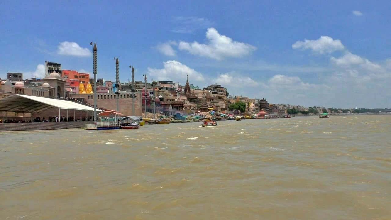गंगा के रौद्र रूप से काशी बेहाल, घाट डूबे, श्रद्धालुओं की बढ़ी मुश्किलें गंगा के रौद्र रूप से काशी बेहाल, घाट डूबे, श्रद्धालुओं की बढ़ी मुश्किलें