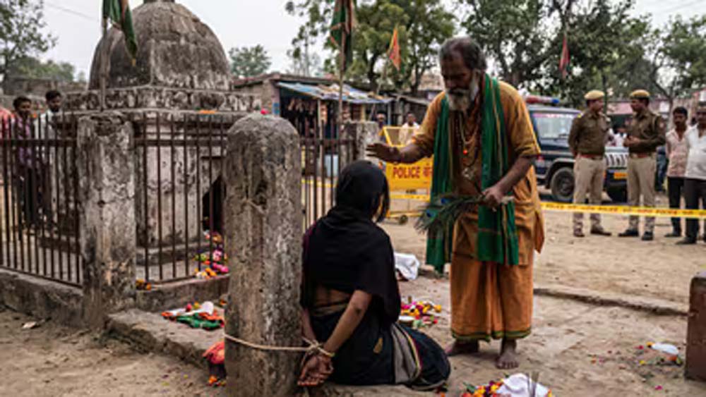 बाराबंकी में अंधविश्वास की दर्दनाक परिणति, मजार पर बंधी महिला ने तोड़ा दम बाराबंकी में अंधविश्वास की दर्दनाक परिणति, मजार पर बंधी महिला ने तोड़ा दम