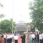 कलेक्ट्रेट कार्यालय में कलेक्टर श्री गौरव बैनल ने किया ध्वजारोहण