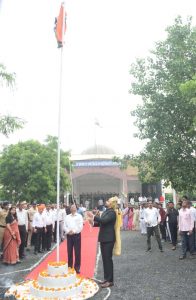 कलेक्ट्रेट कार्यालय में कलेक्टर श्री गौरव बैनल ने किया ध्वजारोहण