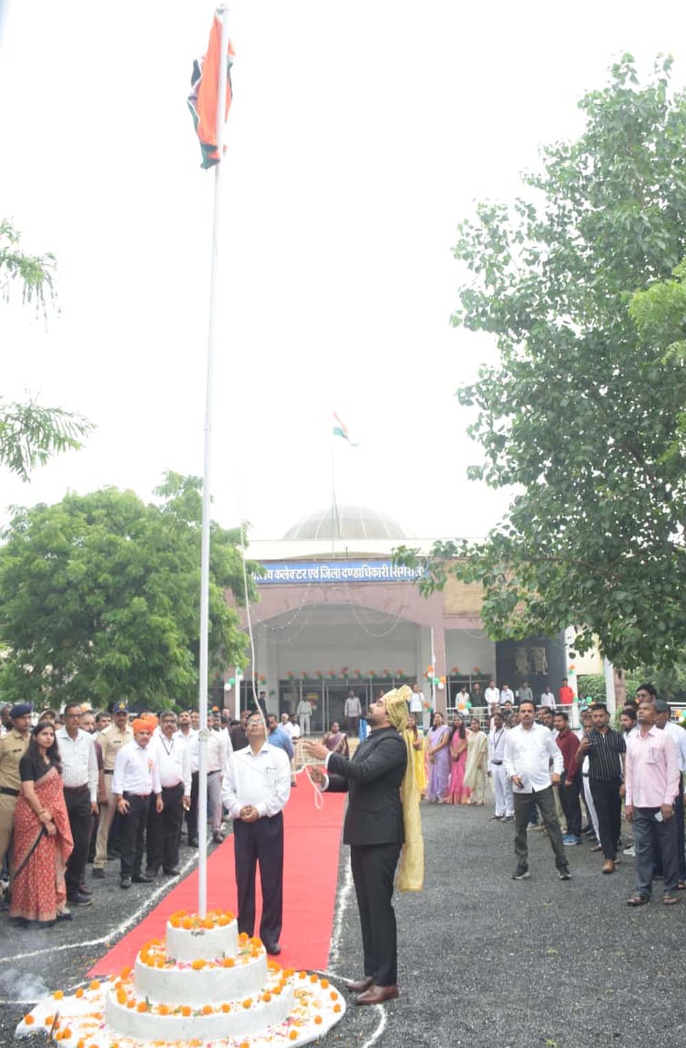 कलेक्ट्रेट कार्यालय में कलेक्टर श्री गौरव बैनल ने किया ध्वजारोहण