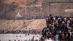 स्पेन-मोरक्को सीमा पर हड़कंप, हजारों प्रवासियों की एंट्री के बाद समुद्री बैरियर तैनात स्पेन-मोरक्को सीमा पर हड़कंप, हजारों प्रवासियों की एंट्री के बाद समुद्री बैरियर तैनात