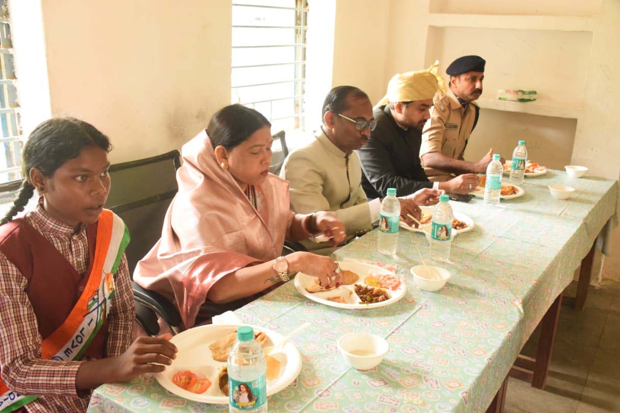 सिंगरौली में स्वतंत्रता दिवस पर बच्चों संग बैठीं राज्यमंत्री राधा सिंह, विशेष मध्यान्ह भोज का आयोजन सिंगरौली में स्वतंत्रता दिवस पर बच्चों संग बैठीं राज्यमंत्री राधा सिंह, विशेष मध्यान्ह भोज का आयोजन