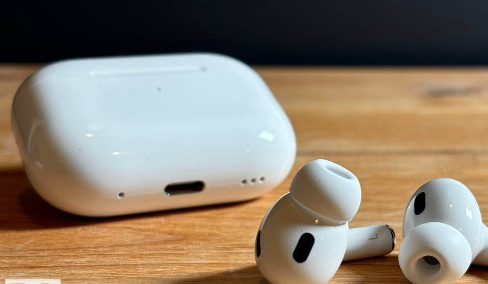 Apple AirPods New Feature: कैमरे के साथ आएंगे नए AirPods? जानें क्या होगा खास Apple AirPods New Feature: कैमरे के साथ आएंगे नए AirPods? जानें क्या होगा खास