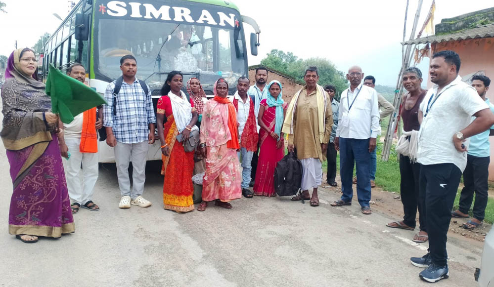 जशपुर से 204 श्रद्धालु रामलला दर्शन के लिए अयोध्या रवाना, भक्ति और उत्साह का दिखा अनूठा संगम