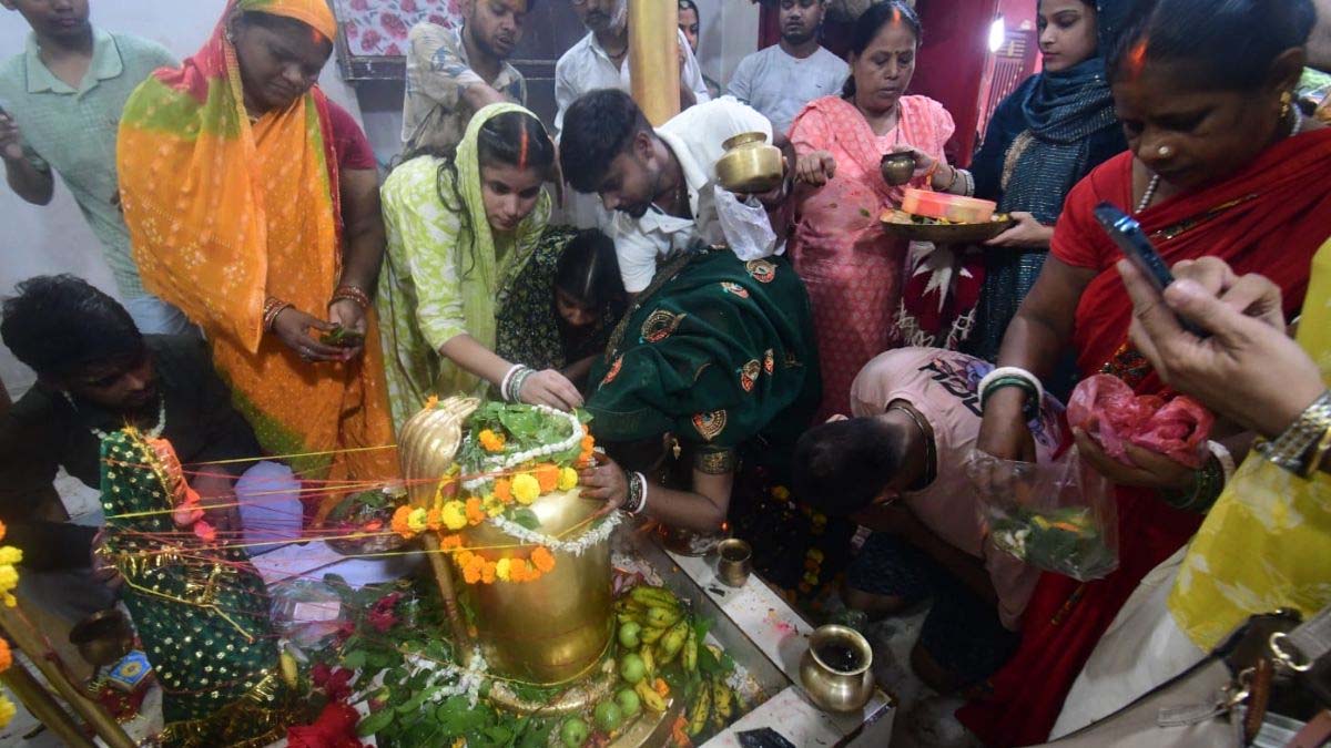 बारिश के बीच भोलेनाथ की भक्ति में डूबा पटना, मंदिरों में उमड़ा सैलाब