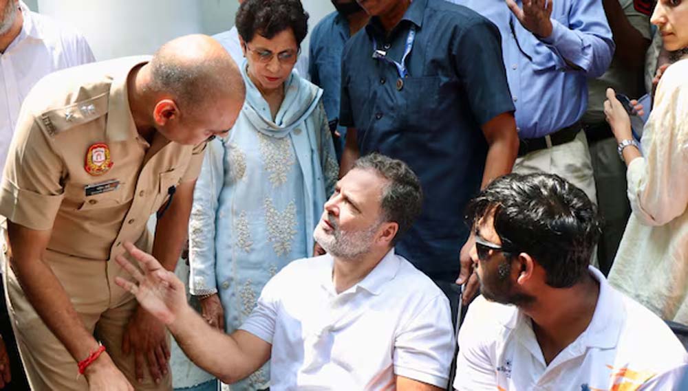 साहिल लोचव के साथ पुलिस दफ्तर पहुंचे राहुल गांधी, FIR दर्ज होने तक धरने का ऐलान