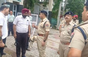 Punjab News: गुरदासपुर के 2 प्राइवेट स्कूलों को बम धमकी, ई-मेल के बाद सुरक्षा बढ़ी; जांच शुरू Punjab News: गुरदासपुर के 2 प्राइवेट स्कूलों को बम धमकी, ई-मेल के बाद सुरक्षा बढ़ी; जांच शुरू