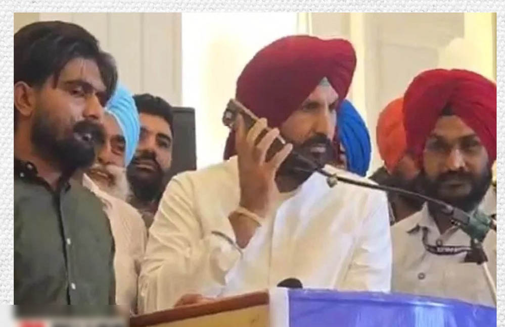 Punjab Politics: राजा वड़िंग पर AAP का निशाना, मंच पर बुलाए गए शख्स पर तस्करी के आरोप Punjab Politics: राजा वड़िंग पर AAP का निशाना, मंच पर बुलाए गए शख्स पर तस्करी के आरोप