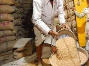 4.34 करोड़ लाभार्थियों पर संकट के बादल, POS मशीनों का टेंडर आचार संहिता में अटका