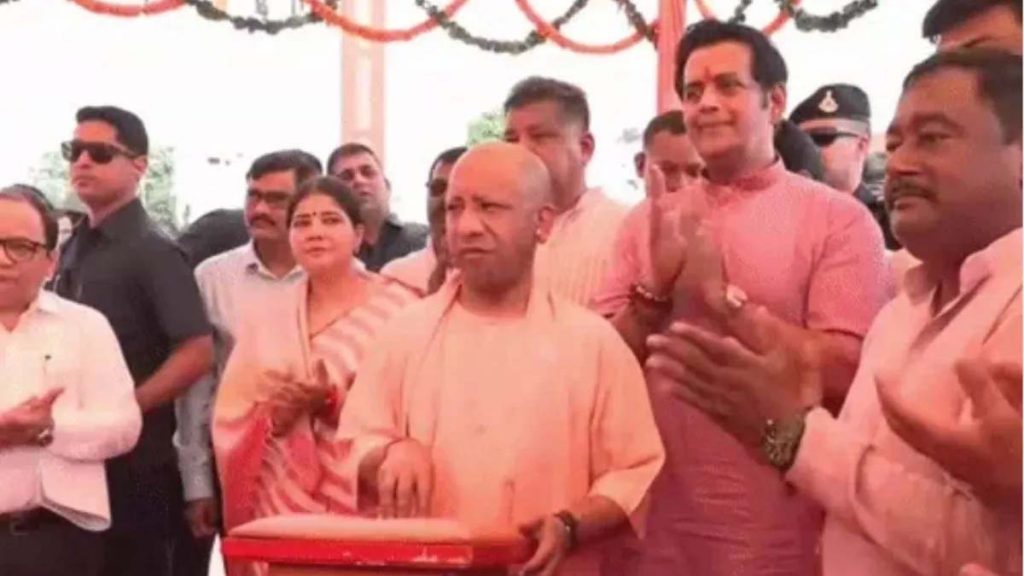 ‘माफिया-मच्छर’ से मेडिकल हब तक बदला पूर्वांचल, युवाओं को मिले रोजगार के नए अवसर ‘माफिया-मच्छर’ से मेडिकल हब तक बदला पूर्वांचल, युवाओं को मिले रोजगार के नए अवसर