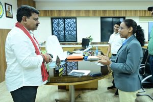 राष्ट्रपति भवन से आमंत्रण मिलने पर रेणुका गोस्वामी को उपमुख्यमंत्री विजय शर्मा ने दी बधाई राष्ट्रपति भवन से आमंत्रण मिलने पर रेणुका गोस्वामी को उपमुख्यमंत्री विजय शर्मा ने दी बधाई