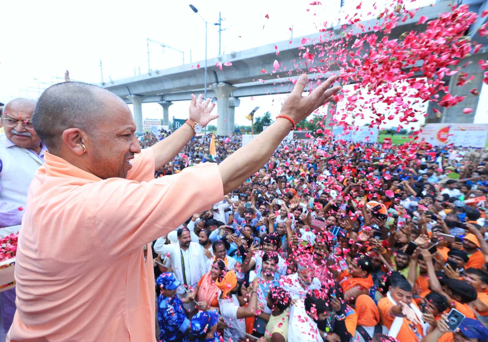योगी के कार्यक्रम में ड्रोन उड़ाने वाला युवक पकड़ा गया, सुरक्षा में हड़कंप योगी के कार्यक्रम में ड्रोन उड़ाने वाला युवक पकड़ा गया, सुरक्षा में हड़कंप