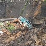 तेज धमाके के बाद धंसी जमीन, घरों समेत लाखों का सामान मलबे में दबा तेज धमाके के बाद धंसी जमीन, घरों समेत लाखों का सामान मलबे में दबा