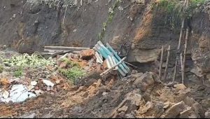 तेज धमाके के बाद धंसी जमीन, घरों समेत लाखों का सामान मलबे में दबा तेज धमाके के बाद धंसी जमीन, घरों समेत लाखों का सामान मलबे में दबा
