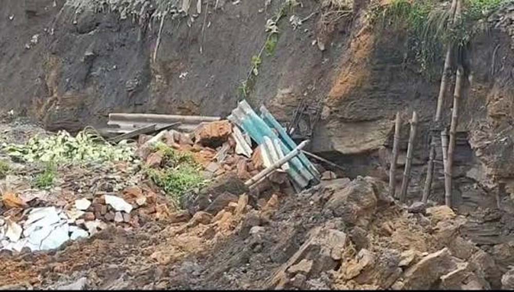 तेज धमाके के बाद धंसी जमीन, घरों समेत लाखों का सामान मलबे में दबा तेज धमाके के बाद धंसी जमीन, घरों समेत लाखों का सामान मलबे में दबा