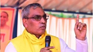 राजभर बोले, सपा के समय पेपर बिकते थे और विद्यार्थी उन्हें खरीदकर खेतों तक में बैठकर हल करते थे राजभर बोले, सपा के समय पेपर बिकते थे और विद्यार्थी उन्हें खरीदकर खेतों तक में बैठकर हल करते थे