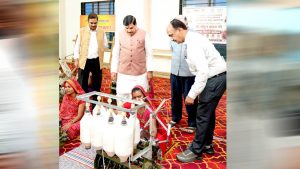 CM डॉ. यादव बोले- हाथकरघा से संरक्षित होगी पारंपरिक कला, महिलाओं को मिलेंगे रोजगार के नए अवसर CM डॉ. यादव बोले- हाथकरघा से संरक्षित होगी पारंपरिक कला, महिलाओं को मिलेंगे रोजगार के नए अवसर