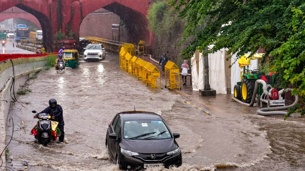 Delhi Rain Alert: प्रगति मैदान से छतरपुर तक झमाझम बारिश, 15 साल का रिकॉर्ड टूटा; गुरुग्राम में रेड अलर्ट