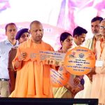 मुख्यमंत्री योगी ने विभिन्न योजनाओं के लाभार्थियों को दिए चेक, प्रमाण पत्र और घरों की सांकेतिक चाबियां मुख्यमंत्री योगी ने विभिन्न योजनाओं के लाभार्थियों को दिए चेक, प्रमाण पत्र और घरों की सांकेतिक चाबियां