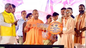 मुख्यमंत्री योगी ने विभिन्न योजनाओं के लाभार्थियों को दिए चेक, प्रमाण पत्र और घरों की सांकेतिक चाबियां मुख्यमंत्री योगी ने विभिन्न योजनाओं के लाभार्थियों को दिए चेक, प्रमाण पत्र और घरों की सांकेतिक चाबियां