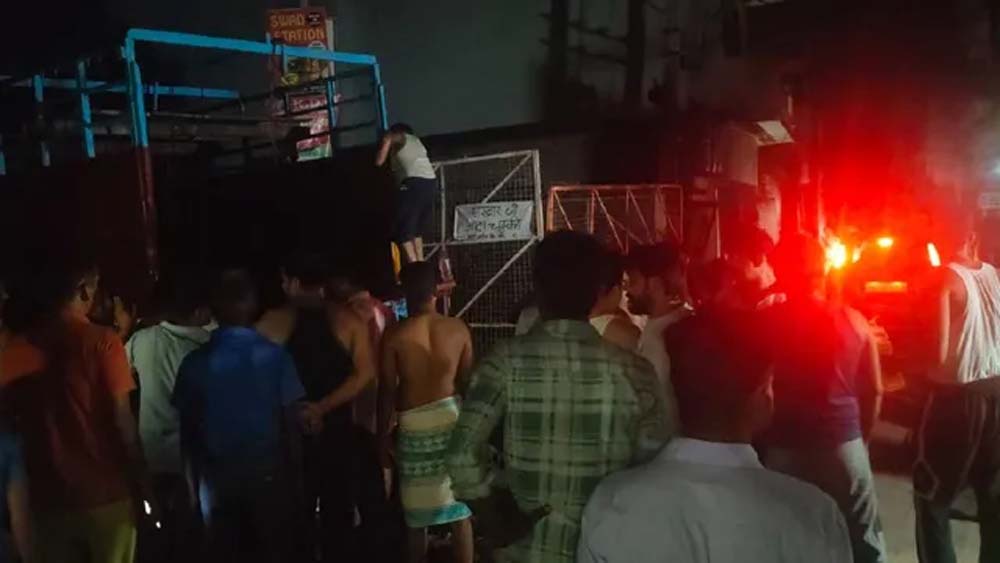 बागड़ धाम जा रहे श्रद्धालुओं पर टूटा कहर, कैंटर में दौड़ा करंट और लगी आग