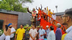 लखनऊ के चौक में फ्रेगरेंस पार्क का लोकार्पण, राजनाथ सिंह बोले- विकास लोगों के जीवन में महसूस होना चाहिए
