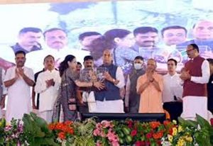 सीएम योगी ने यूपी को देश के शीर्ष तीन राज्यों में पहुंचाया, अपराधियों के हौसले किए चकनाचूर : राजनाथ