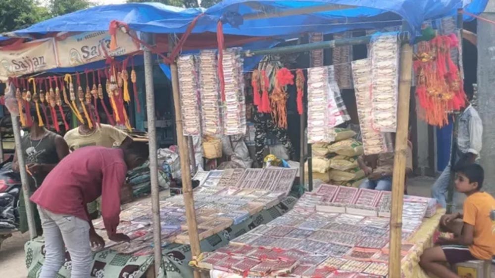 राखियों की चमक से गुलजार नरपतगंज बाजार, भारत-नेपाल रिश्तों की दिखी खूबसूरत झलक राखियों की चमक से गुलजार नरपतगंज बाजार, भारत-नेपाल रिश्तों की दिखी खूबसूरत झलक