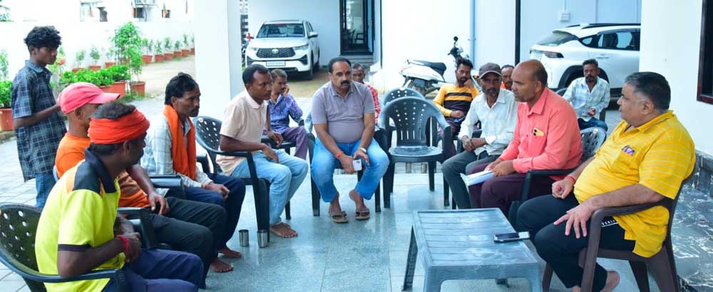लखनपुर स्थित निज निवास में आयोजित जनदर्शन में बड़ी संख्या में पहुंचे नागरिक लखनपुर स्थित निज निवास में आयोजित जनदर्शन में बड़ी संख्या में पहुंचे नागरिक