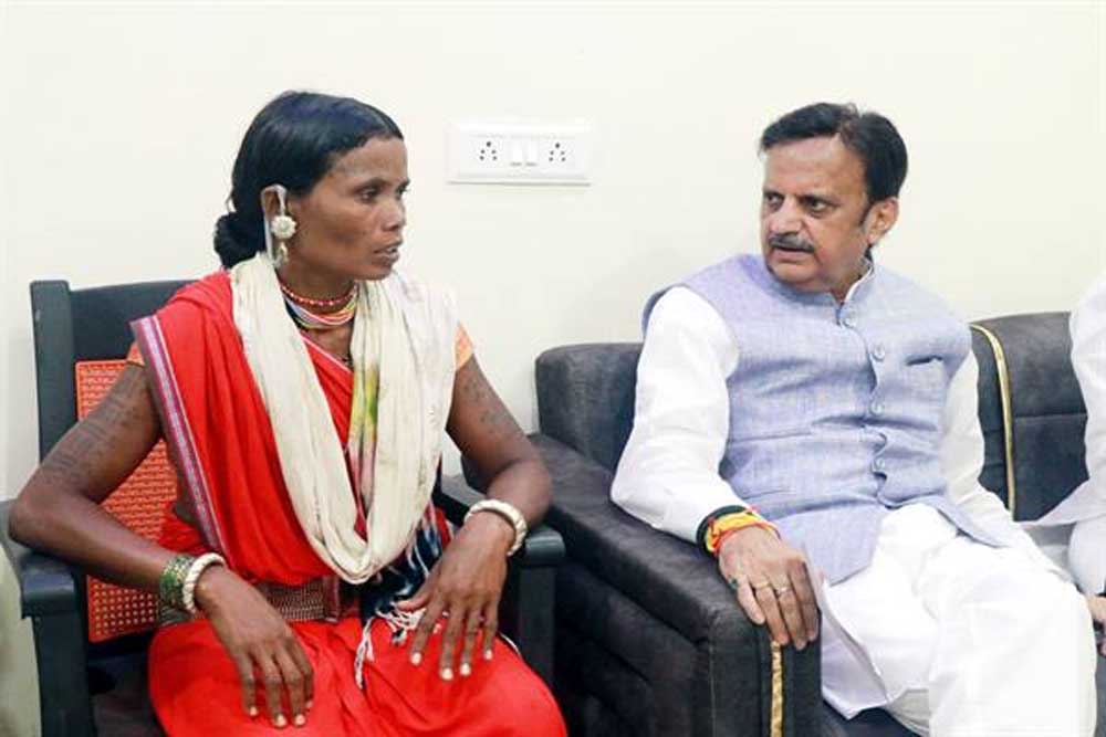 बीमारी से प्रभावित बैगा परिवारों से भेंट कर की चर्चा