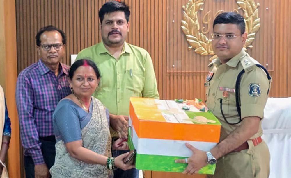 ‘रक्षा सूत्र’ अभियान के तहत पुलिस जवानों के लिए भेंट की गई राखियां ‘रक्षा सूत्र’ अभियान के तहत पुलिस जवानों के लिए भेंट की गई राखियां
