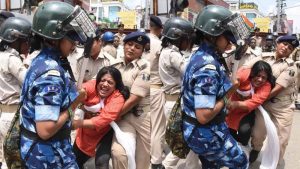 BPSC TRE 4 प्रदर्शन में हाई वोल्टेज ड्रामा! पुलिस ने चलाया वाटर कैनन तो शैंपू लगाकर नहाने लगा छात्र