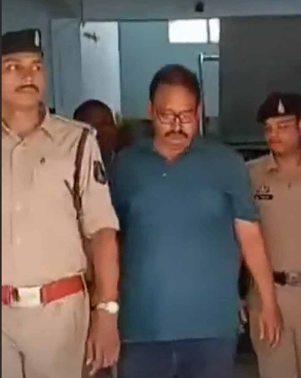 दो लोगों की जान लेने वाले सड़क हादसे में बड़ी कार्रवाई, तखतपुर CMO गिरफ्तार कर भेजे गए जेल दो लोगों की जान लेने वाले सड़क हादसे में बड़ी कार्रवाई, तखतपुर CMO गिरफ्तार कर भेजे गए जेल