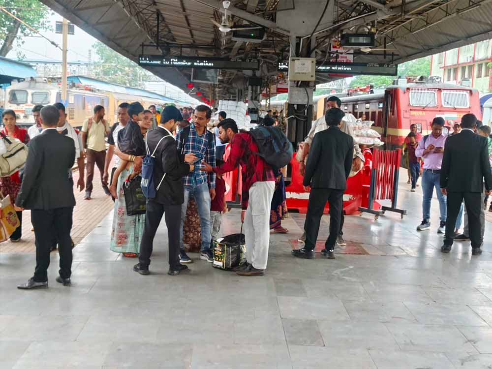 स्वतंत्रता दिवस को लेकर बिलासपुर रेलवे स्टेशन अलर्ट, ट्रेनों और प्लेटफॉर्म पर सघन जांच स्वतंत्रता दिवस को लेकर बिलासपुर रेलवे स्टेशन अलर्ट, ट्रेनों और प्लेटफॉर्म पर सघन जांच