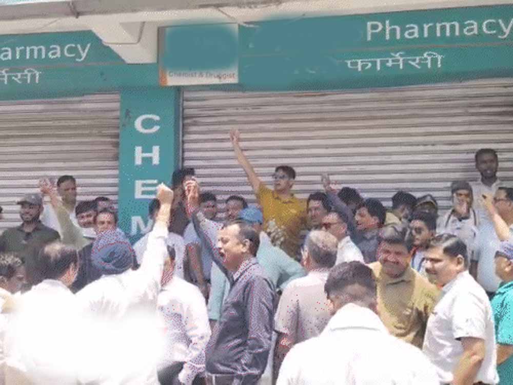 छत्तीसगढ़ में बैन दवाओं के खिलाफ बड़ी कार्रवाई की तैयारी, औषधि विभाग ने बढ़ाई निगरानी छत्तीसगढ़ में बैन दवाओं के खिलाफ बड़ी कार्रवाई की तैयारी, औषधि विभाग ने बढ़ाई निगरानी