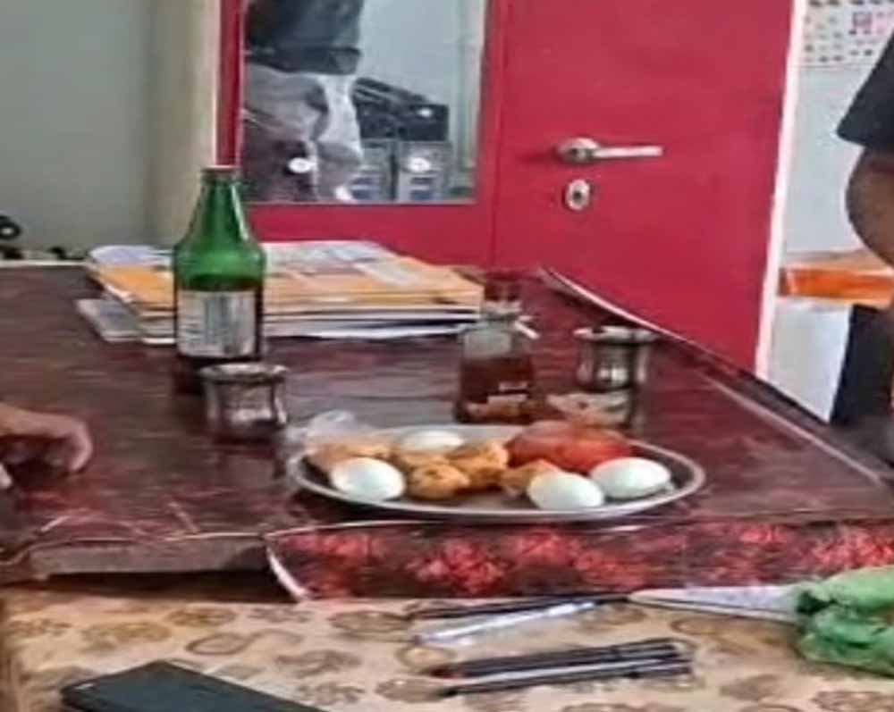 स्कूल कार्यालय में जाम छलकाते दिखे दो शिक्षक, वायरल वीडियो के बाद जांच शुरू