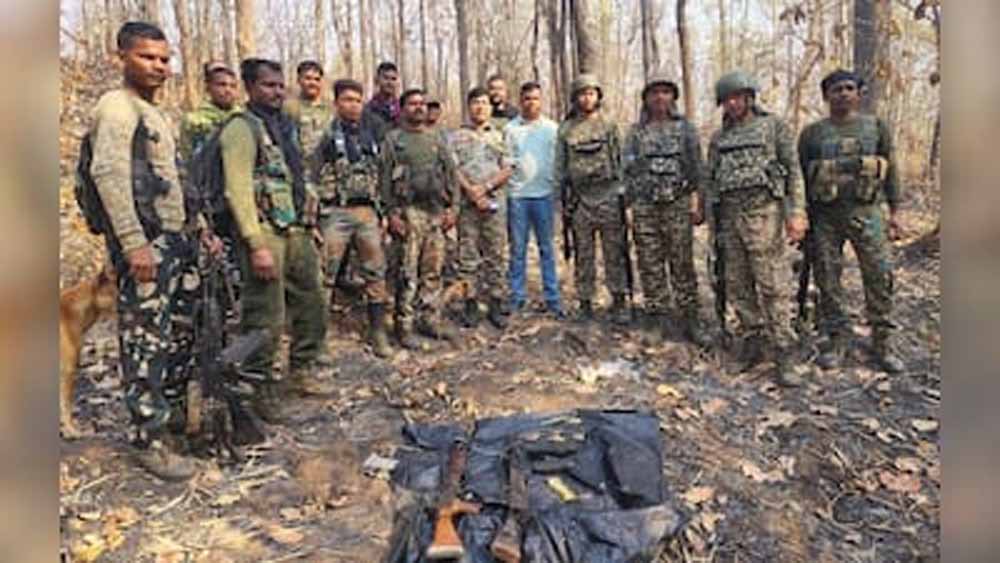 छत्तीसगढ़ में नक्सलियों के मंसूबों पर चोट, सुरक्षा बलों ने डंप से हथियार और 47 कारतूस किए जब्त छत्तीसगढ़ में नक्सलियों के मंसूबों पर चोट, सुरक्षा बलों ने डंप से हथियार और 47 कारतूस किए जब्त