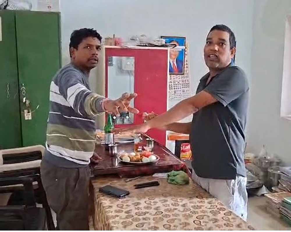 छत्तीसगढ़ के स्कूल में शराब पार्टी का मामला, दोनों शिक्षकों पर गिरी निलंबन की गाज छत्तीसगढ़ के स्कूल में शराब पार्टी का मामला, दोनों शिक्षकों पर गिरी निलंबन की गाज