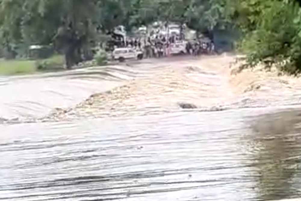 CG में भारी बारिश से बुनियादी ढांचा ध्वस्त, सड़क और पुल टूटने से ग्रामीण फंसे CG में भारी बारिश से बुनियादी ढांचा ध्वस्त, सड़क और पुल टूटने से ग्रामीण फंसे