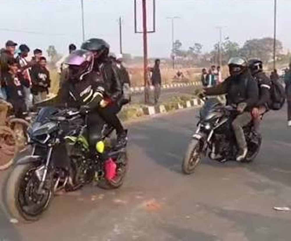 स्टंटबाजी पड़ी भारी! CG में बाइकर्स गैंग पकड़ा गया, पुलिस कार्रवाई के बाद मांगी माफी स्टंटबाजी पड़ी भारी! CG में बाइकर्स गैंग पकड़ा गया, पुलिस कार्रवाई के बाद मांगी माफी